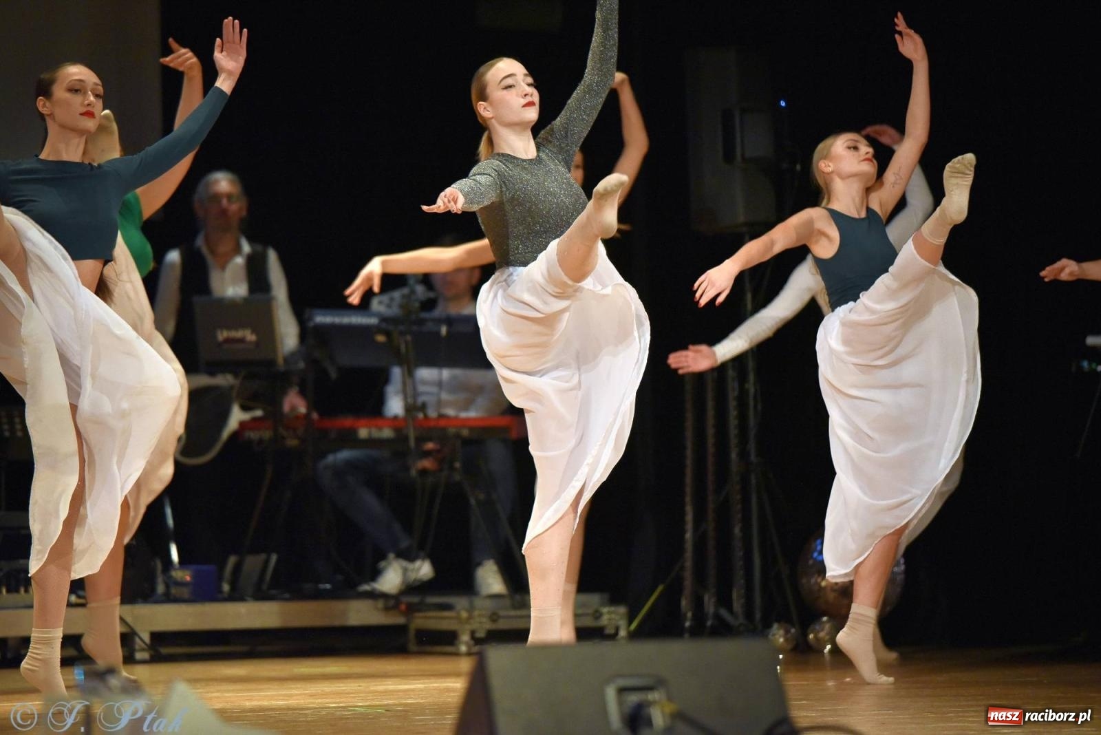 Zdjęcie w galerii na portalu naszraciborz.pl: Oprah Winfrey, Pompa Band, poród i Modlitwa. Gwiazdka Serc na bis! wiadomości z regionu