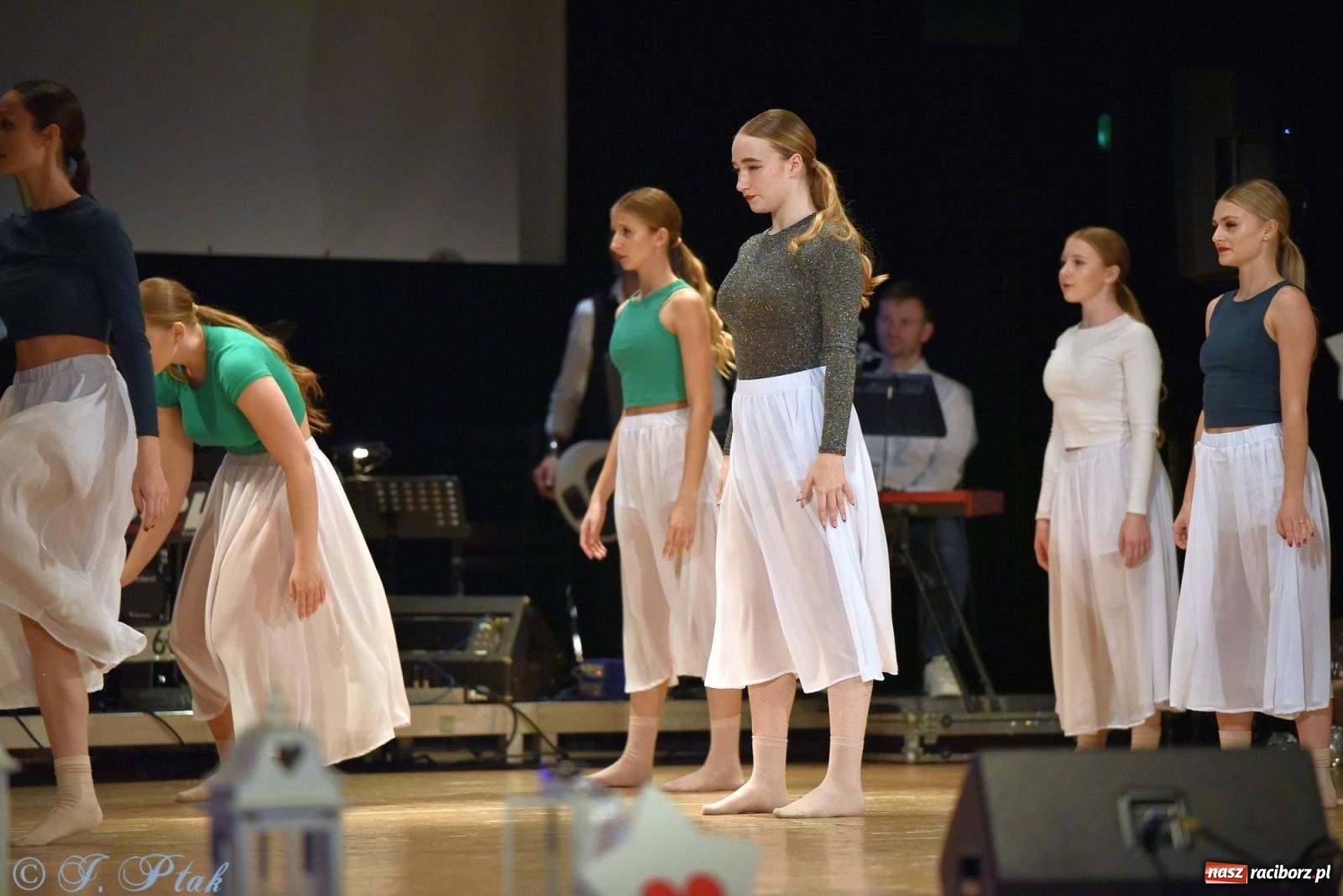 Zdjęcie w galerii na portalu naszraciborz.pl: Oprah Winfrey, Pompa Band, poród i Modlitwa. Gwiazdka Serc na bis! wiadomości z regionu