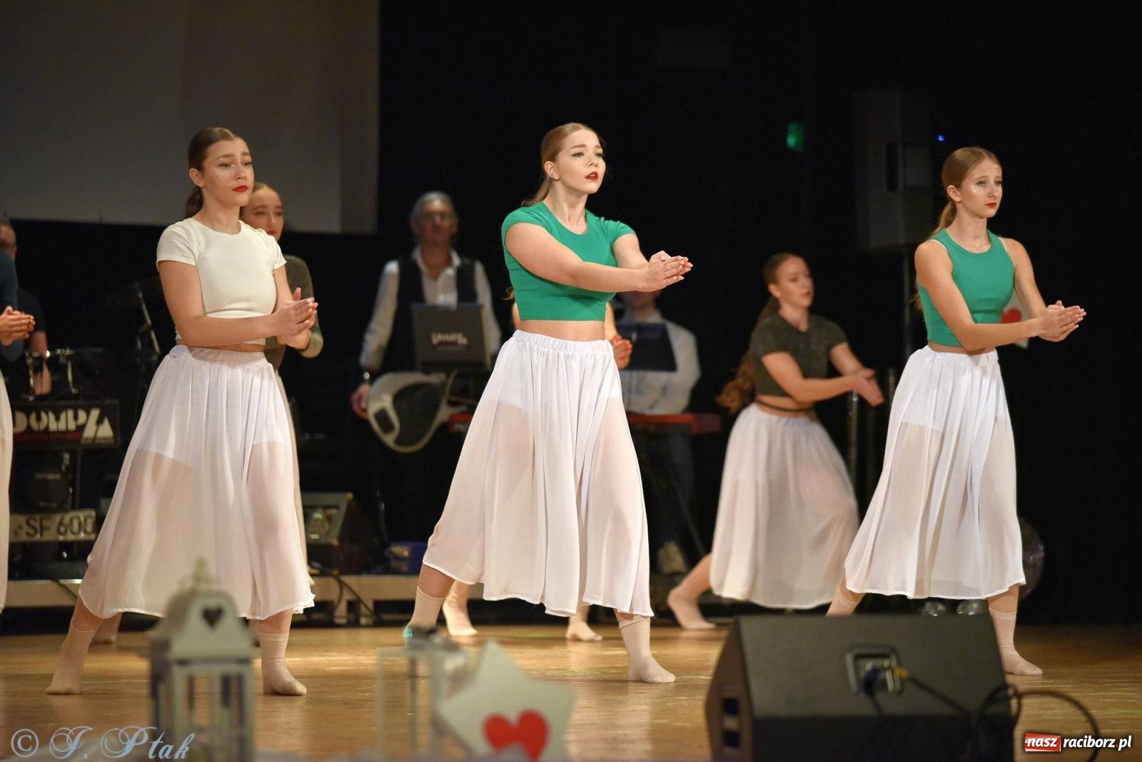 Zdjęcie w galerii na portalu naszraciborz.pl: Oprah Winfrey, Pompa Band, poród i Modlitwa. Gwiazdka Serc na bis! wiadomości z regionu