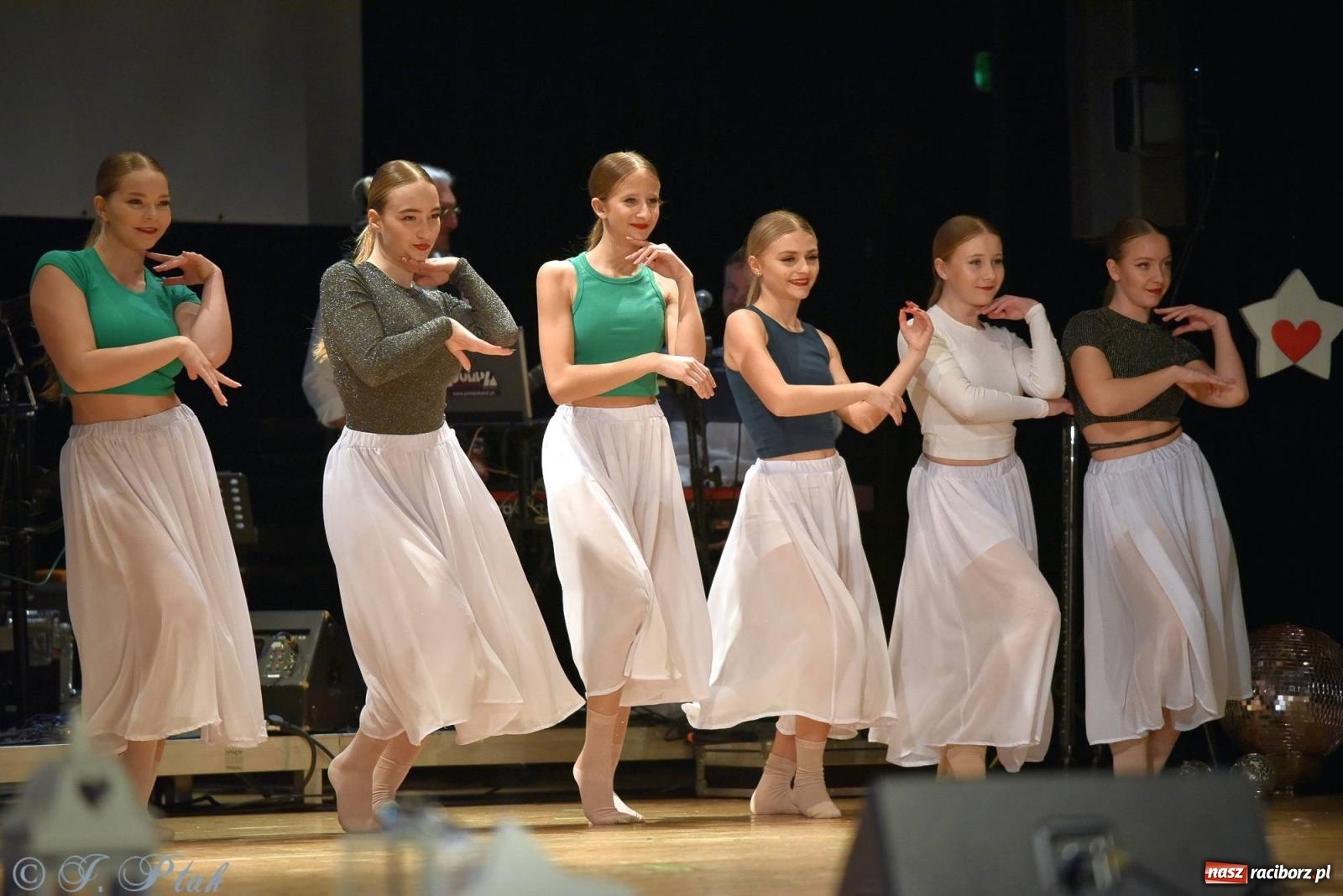 Zdjęcie w galerii na portalu naszraciborz.pl: Oprah Winfrey, Pompa Band, poród i Modlitwa. Gwiazdka Serc na bis! wiadomości z regionu