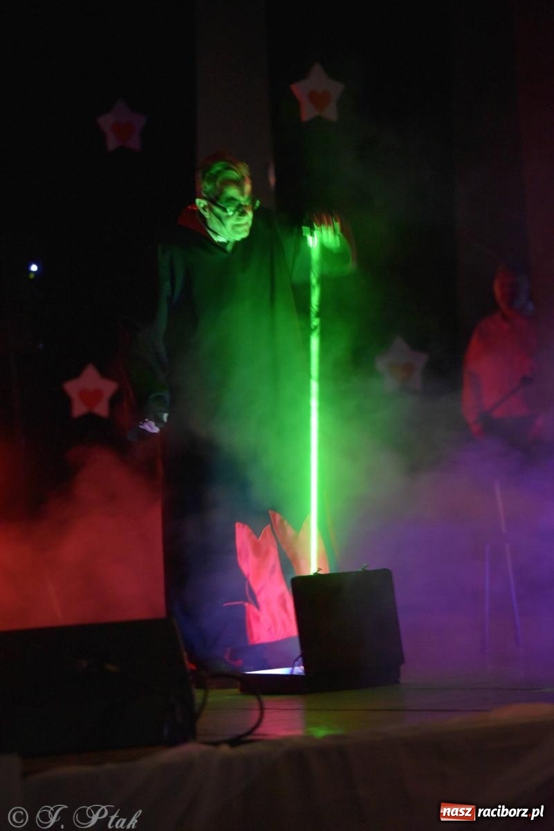 Zdjęcie w galerii na portalu naszraciborz.pl: Oprah Winfrey, Pompa Band, poród i Modlitwa. Gwiazdka Serc na bis! wiadomości z regionu