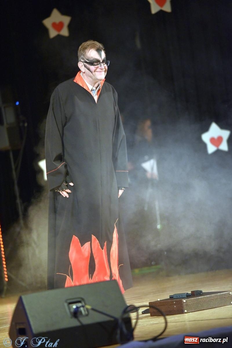 Zdjęcie w galerii na portalu naszraciborz.pl: Oprah Winfrey, Pompa Band, poród i Modlitwa. Gwiazdka Serc na bis! wiadomości z regionu