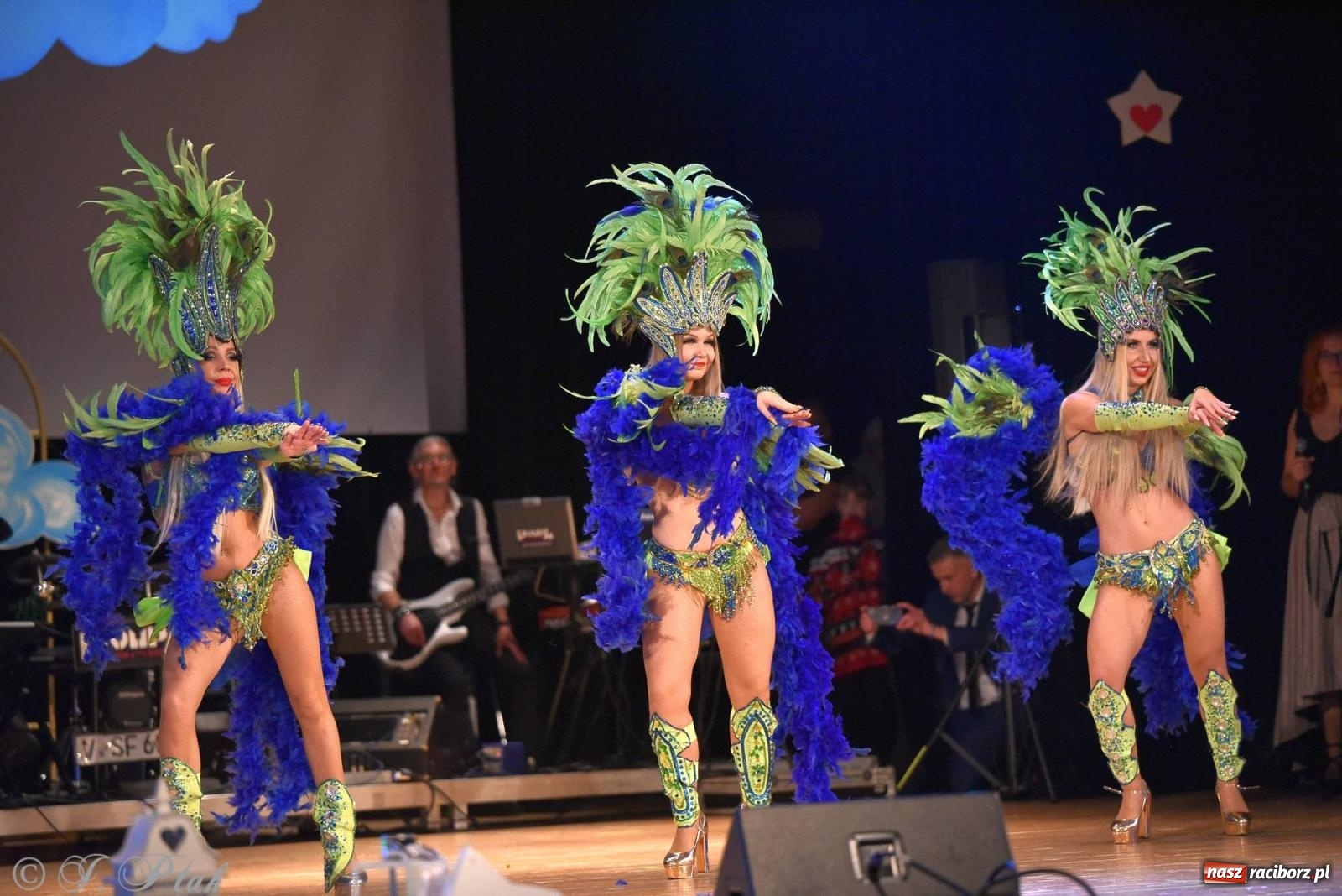 Zdjęcie w galerii na portalu naszraciborz.pl: Oprah Winfrey, Pompa Band, poród i Modlitwa. Gwiazdka Serc na bis! wiadomości z regionu