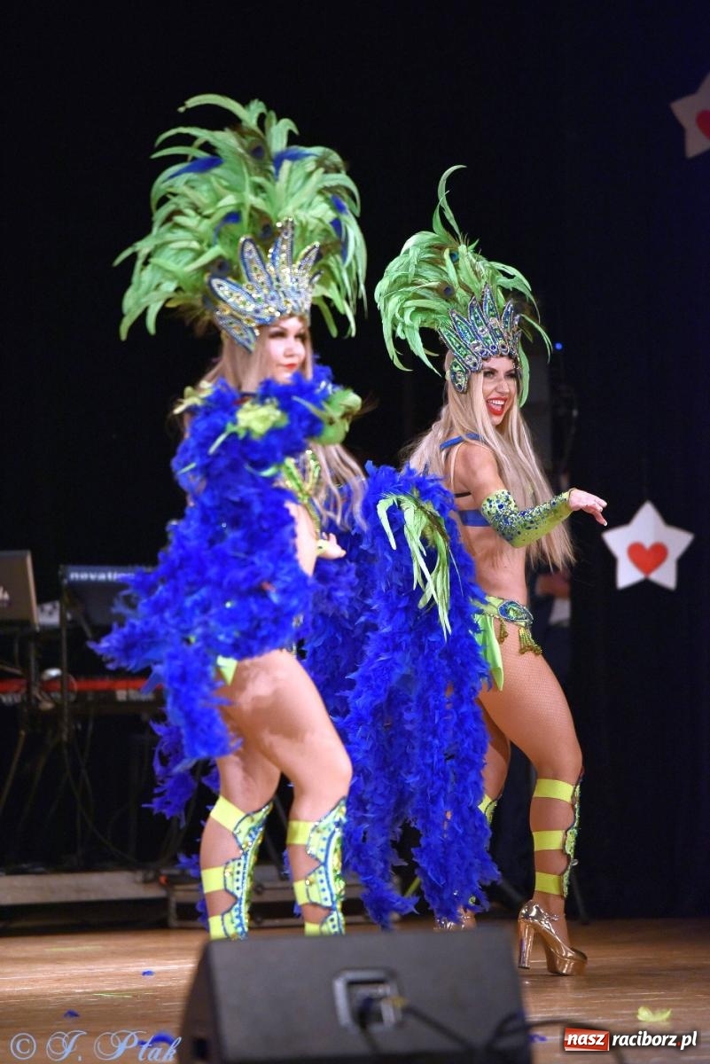 Zdjęcie w galerii na portalu naszraciborz.pl: Oprah Winfrey, Pompa Band, poród i Modlitwa. Gwiazdka Serc na bis! wiadomości z regionu