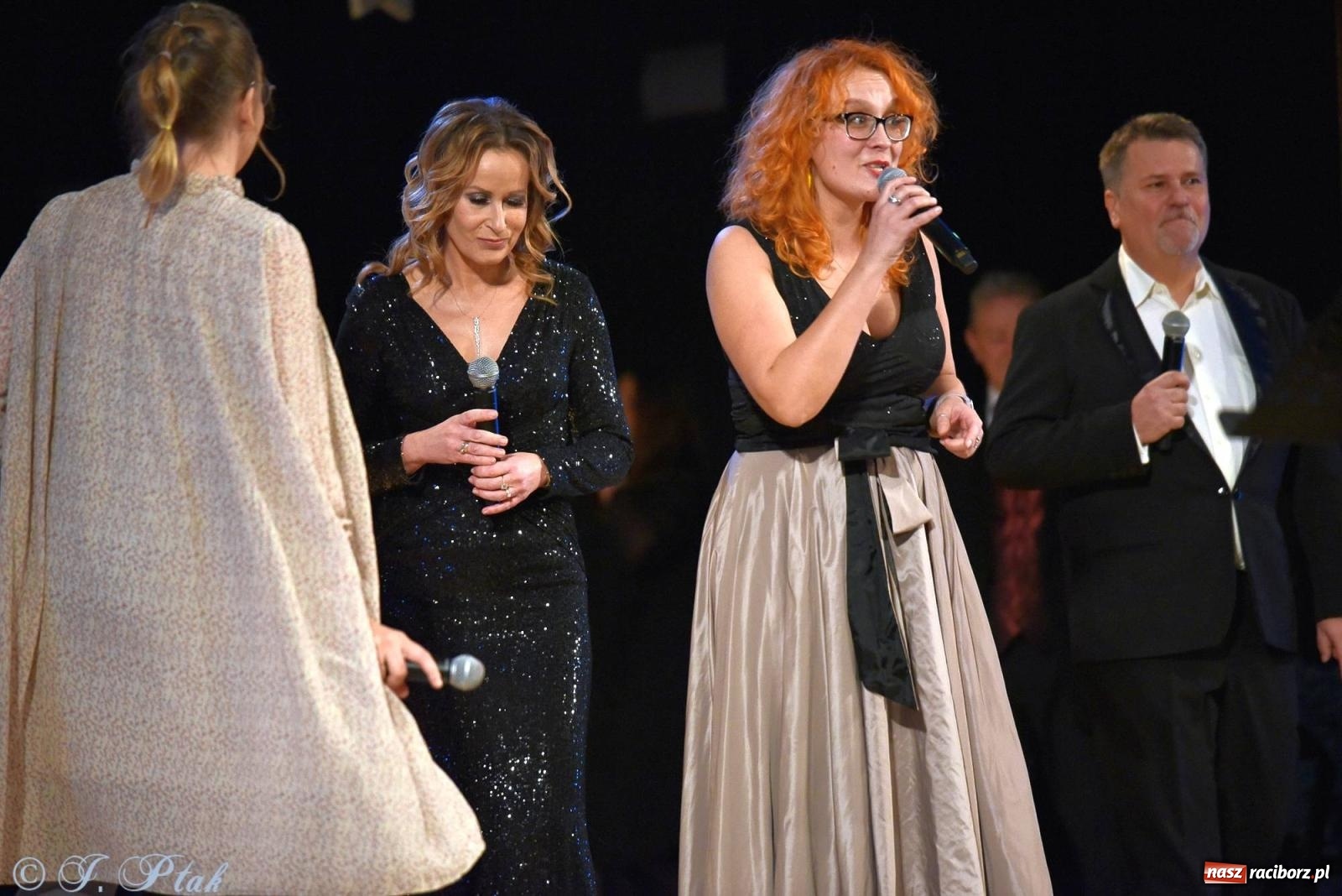 Zdjęcie w galerii na portalu naszraciborz.pl: Oprah Winfrey, Pompa Band, poród i Modlitwa. Gwiazdka Serc na bis! wiadomości z regionu