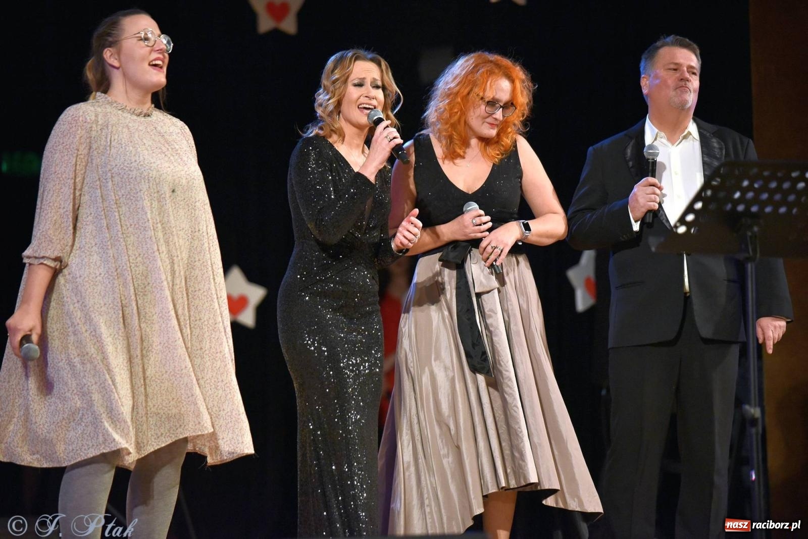 Zdjęcie w galerii na portalu naszraciborz.pl: Oprah Winfrey, Pompa Band, poród i Modlitwa. Gwiazdka Serc na bis! wiadomości z regionu