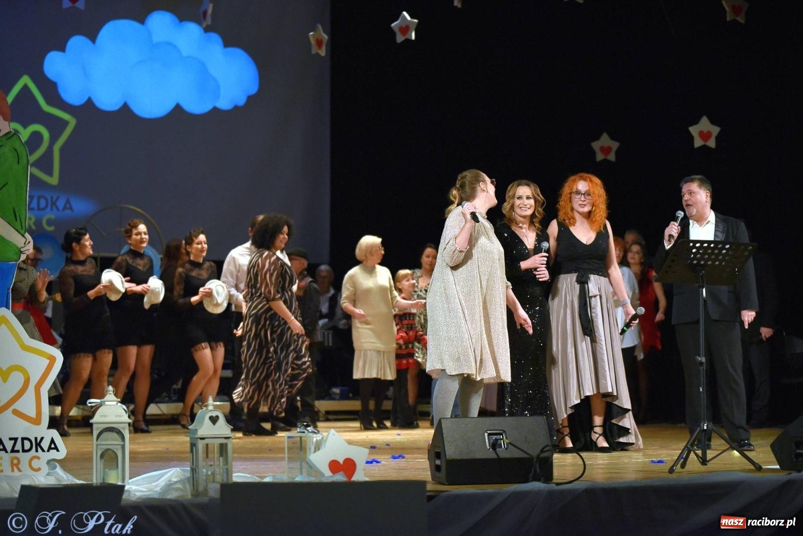 Zdjęcie w galerii na portalu naszraciborz.pl: Oprah Winfrey, Pompa Band, poród i Modlitwa. Gwiazdka Serc na bis! wiadomości z regionu