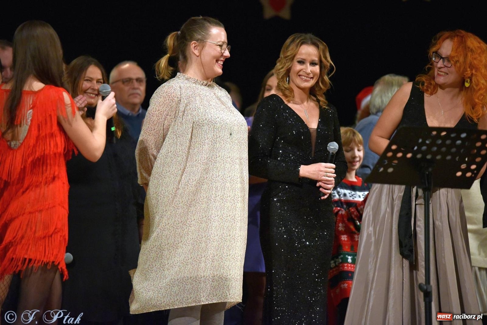 Zdjęcie w galerii na portalu naszraciborz.pl: Oprah Winfrey, Pompa Band, poród i Modlitwa. Gwiazdka Serc na bis! wiadomości z regionu