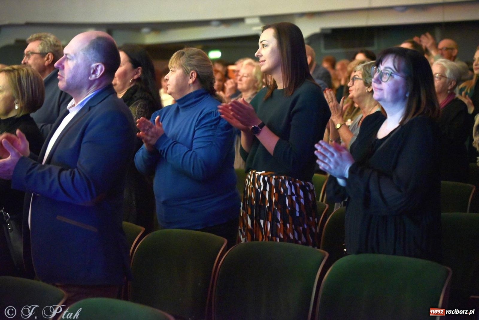 Zdjęcie w galerii na portalu naszraciborz.pl: Oprah Winfrey, Pompa Band, poród i Modlitwa. Gwiazdka Serc na bis! wiadomości z regionu