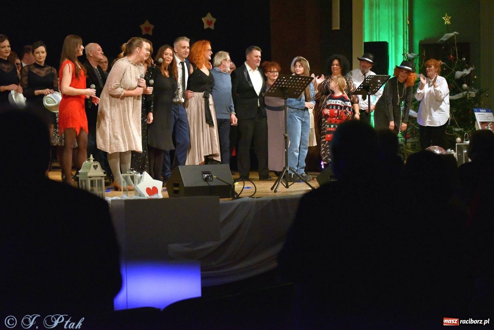 Zdjęcie w galerii na portalu naszraciborz.pl: Oprah Winfrey, Pompa Band, poród i Modlitwa. Gwiazdka Serc na bis! wiadomości z regionu