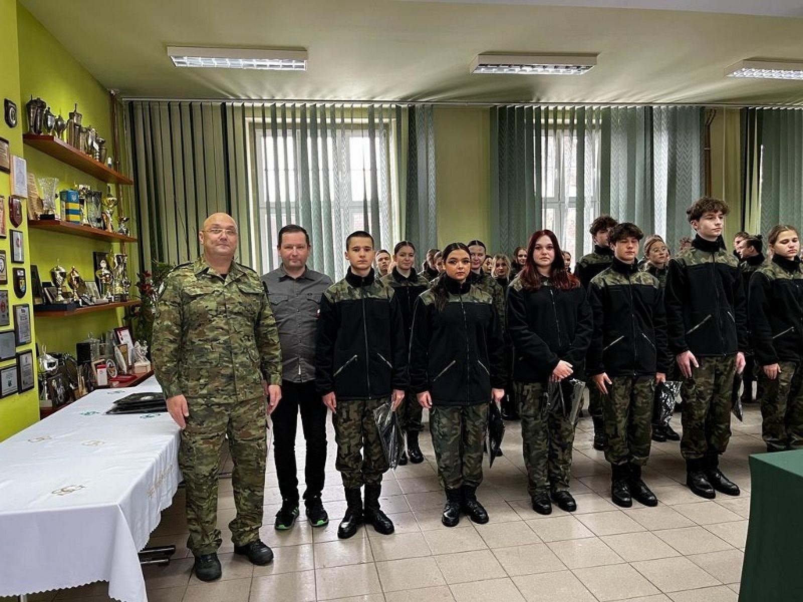 Zdjęcie w galerii na portalu naszraciborz.pl: Koszulki z logo na Mikołajkach u pograniczników wiadomości z regionu