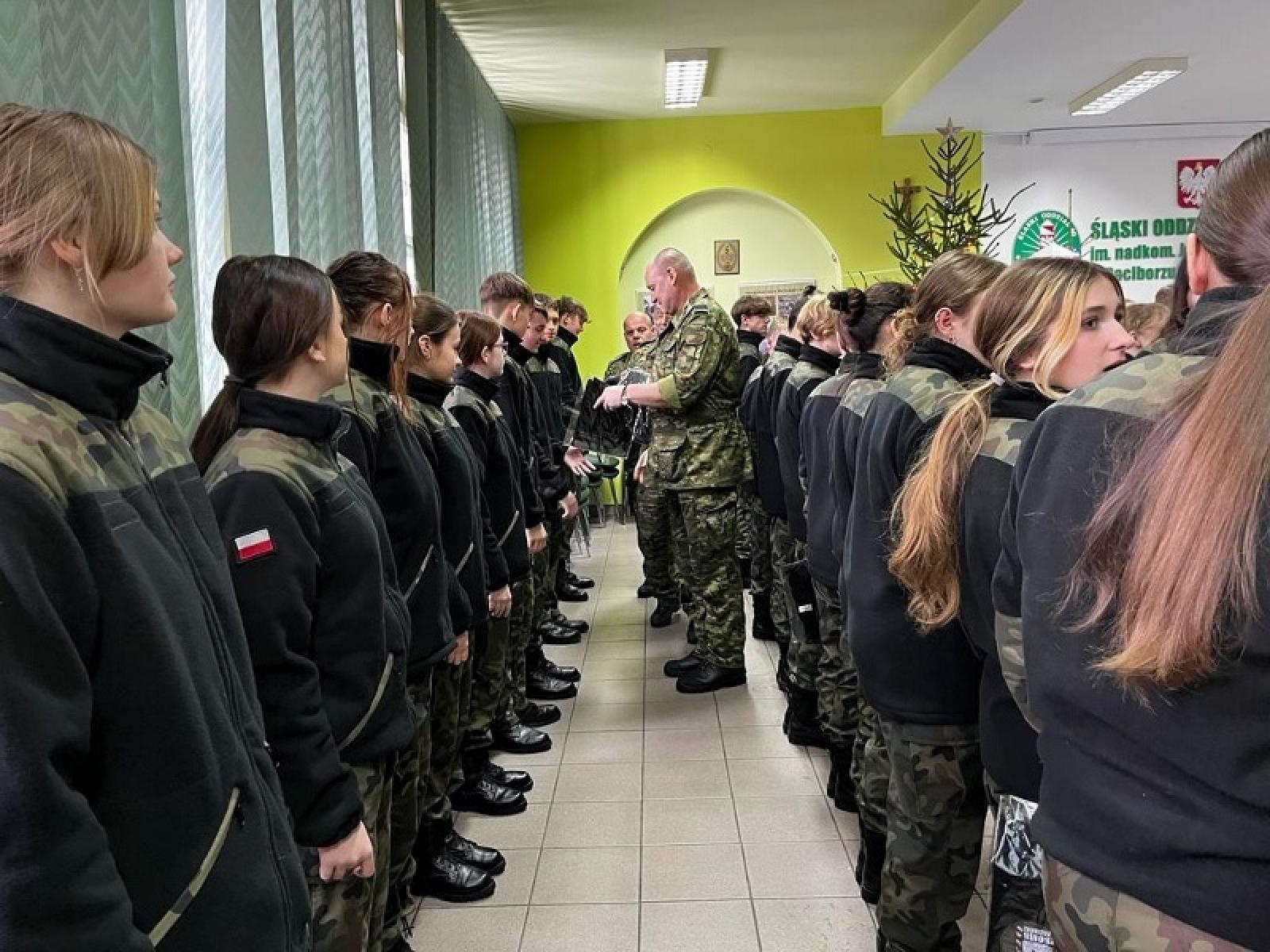 Zdjęcie w galerii na portalu naszraciborz.pl: Koszulki z logo na Mikołajkach u pograniczników wiadomości z regionu