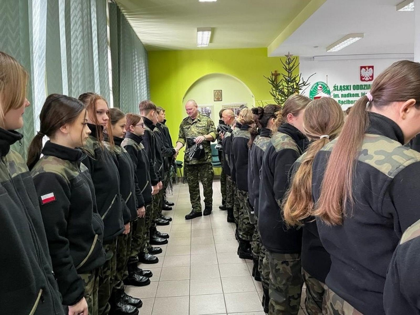 Zdjęcie w galerii na portalu naszraciborz.pl: Koszulki z logo na Mikołajkach u pograniczników wiadomości z regionu