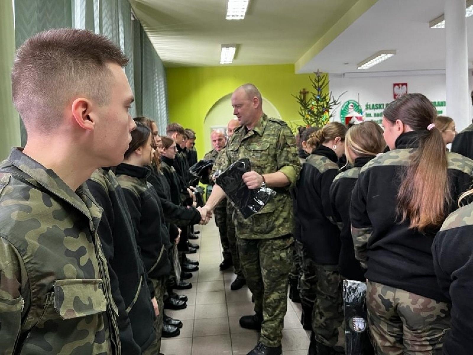 Zdjęcie w galerii na portalu naszraciborz.pl: Koszulki z logo na Mikołajkach u pograniczników wiadomości z regionu