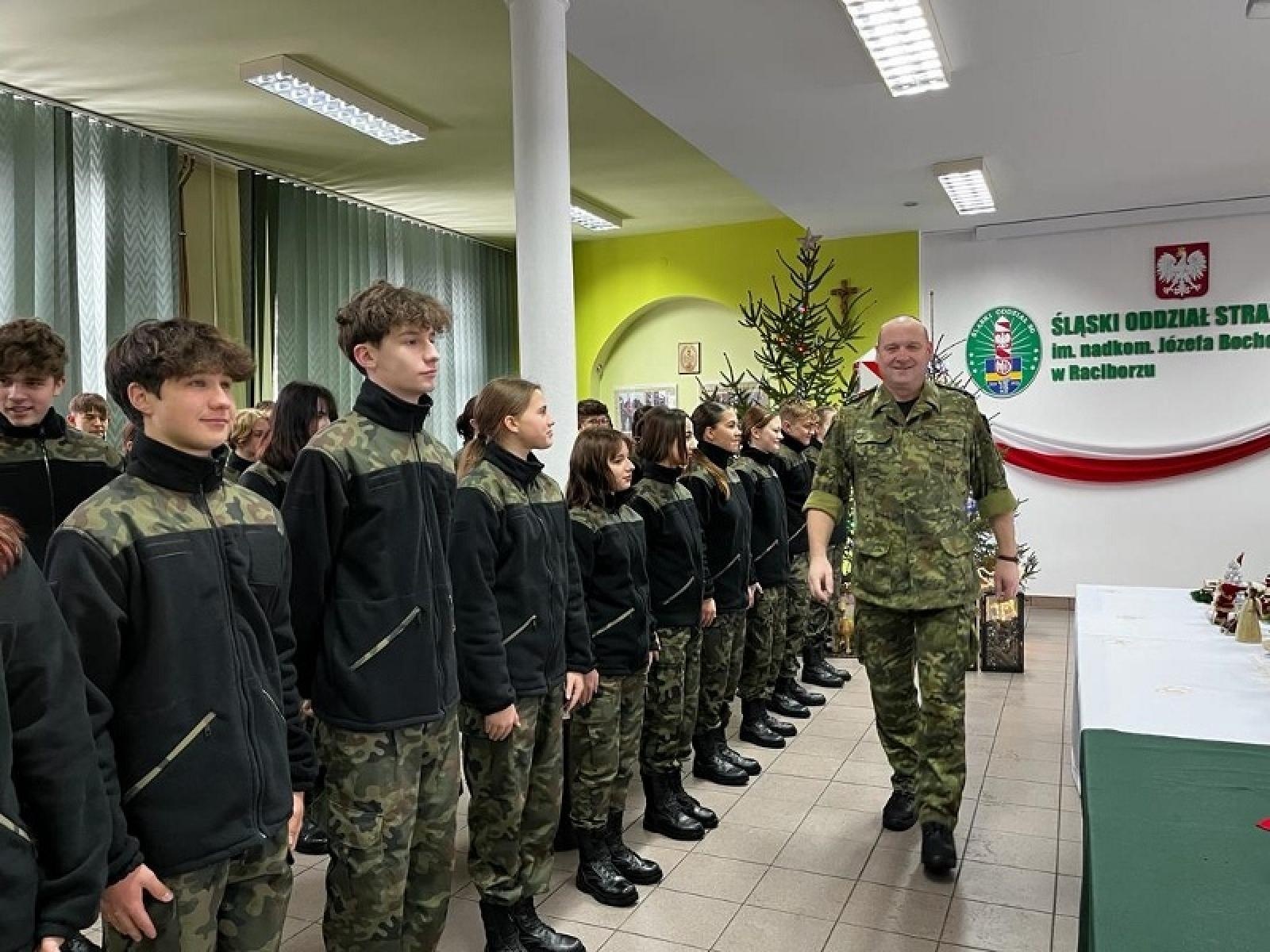 Zdjęcie w galerii na portalu naszraciborz.pl: Koszulki z logo na Mikołajkach u pograniczników wiadomości z regionu