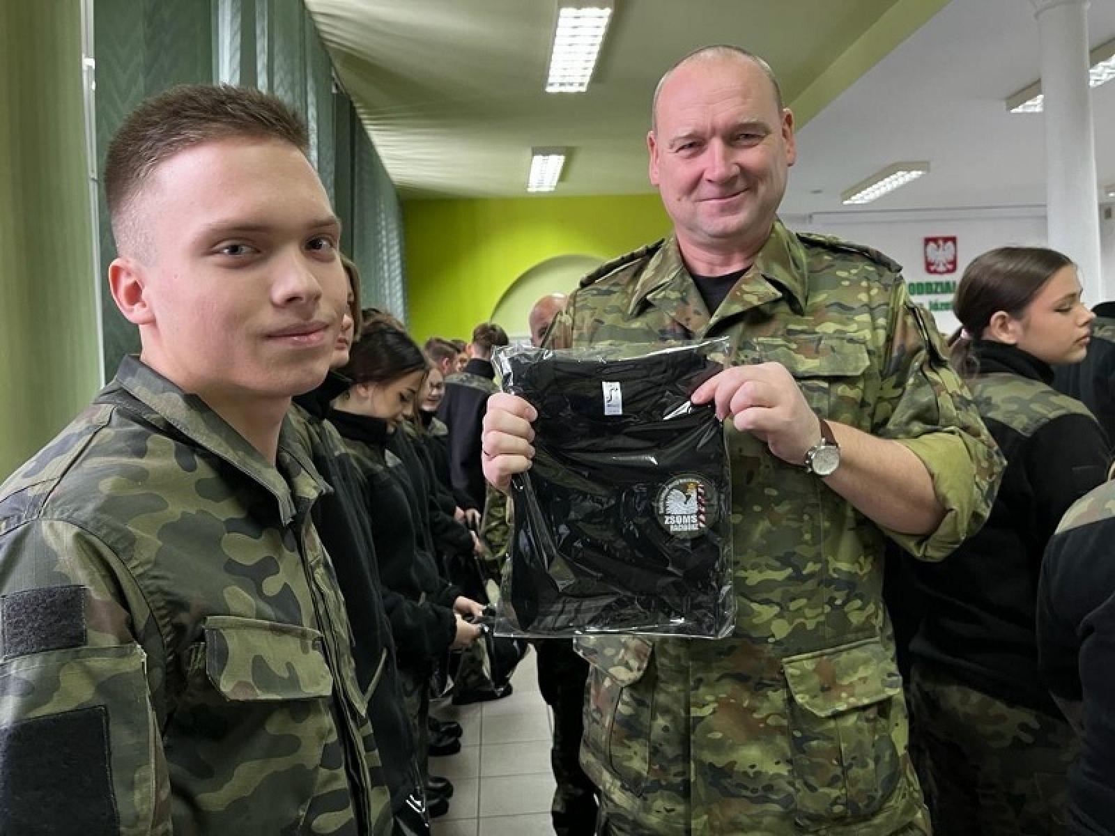 Zdjęcie w galerii na portalu naszraciborz.pl: Koszulki z logo na Mikołajkach u pograniczników wiadomości z regionu