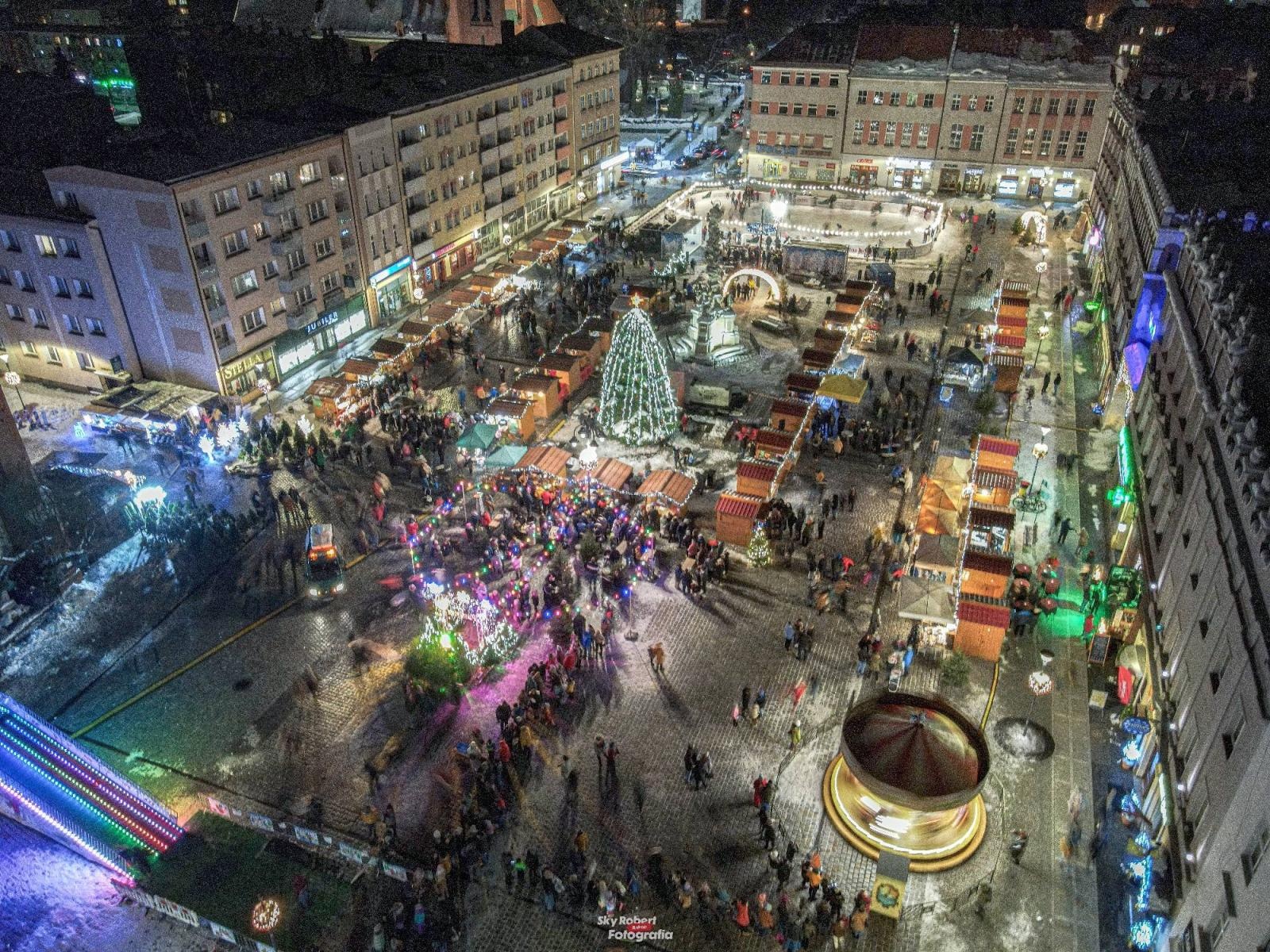 Zdjęcie w galerii na portalu naszraciborz.pl: Jarmark w Raciborzu [WIECZORNE UJĘCIA Z DRONA] wiadomości z regionu