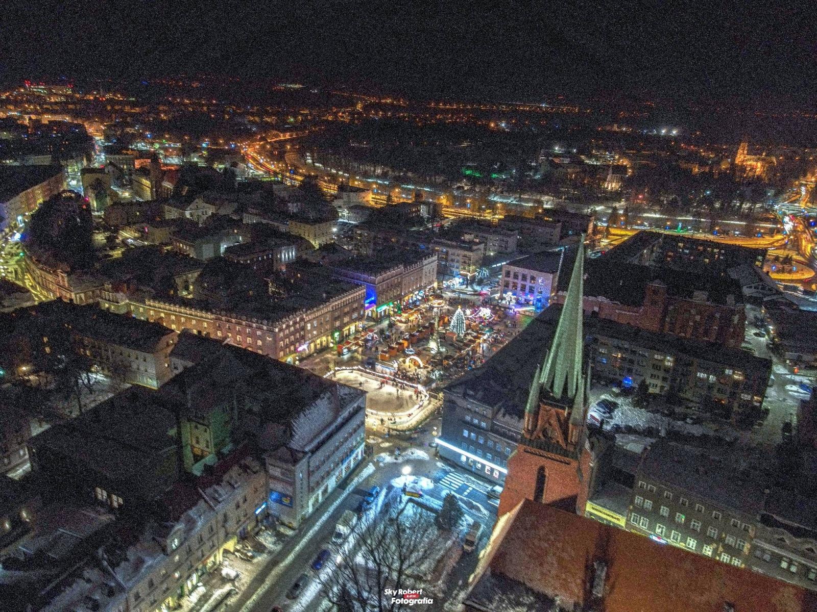 Zdjęcie w galerii na portalu naszraciborz.pl: Jarmark w Raciborzu [WIECZORNE UJĘCIA Z DRONA] wiadomości z regionu