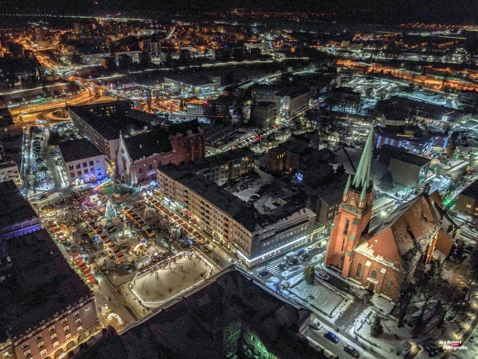 Zdjęcie w galerii na portalu naszraciborz.pl: Jarmark w Raciborzu [WIECZORNE UJĘCIA Z DRONA] wiadomości z regionu