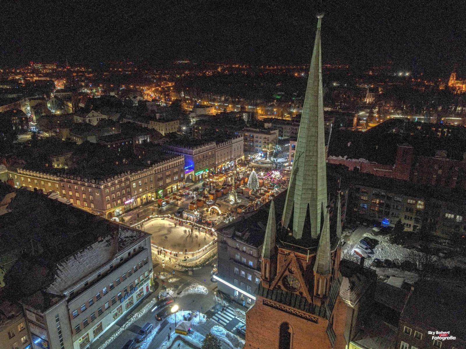 Zdjęcie w galerii na portalu naszraciborz.pl: Jarmark w Raciborzu [WIECZORNE UJĘCIA Z DRONA] wiadomości z regionu
