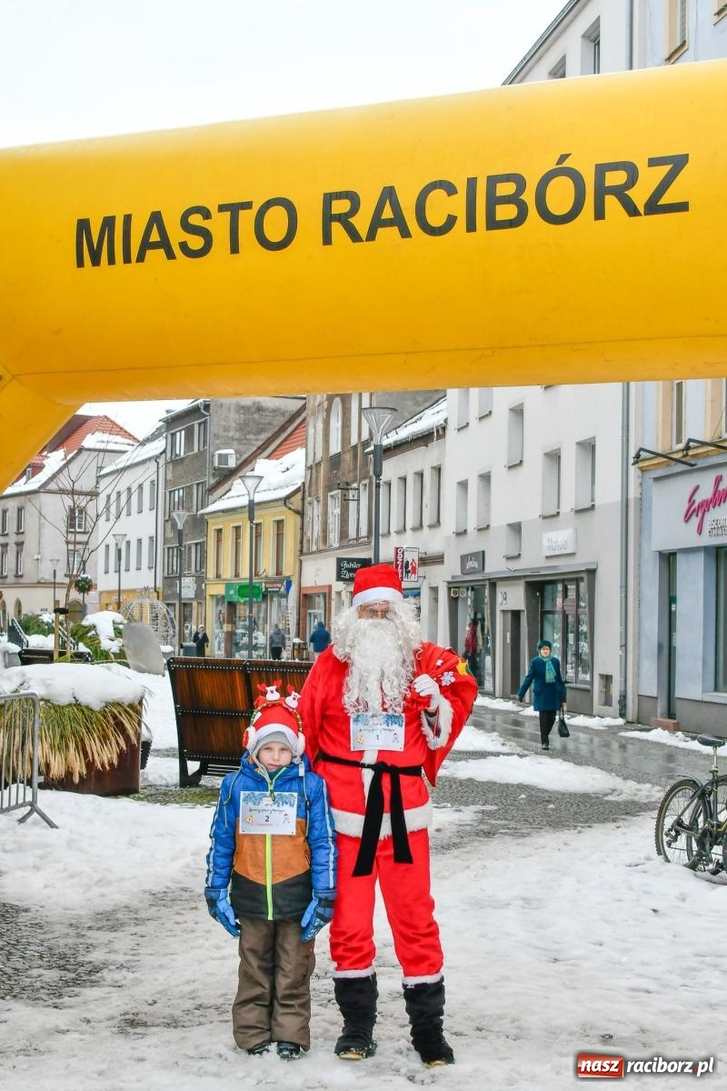 Zdjęcie w galerii na portalu naszraciborz.pl: Raciborski spacer ze św. Mikołajem [FOTO i WIDEO] wiadomości z regionu
