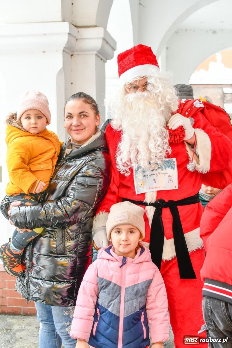 Zdjęcie w galerii na portalu naszraciborz.pl: Raciborski spacer ze św. Mikołajem [FOTO i WIDEO] wiadomości z regionu