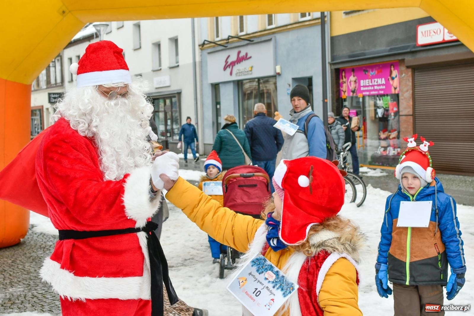 Zdjęcie w galerii na portalu naszraciborz.pl: Raciborski spacer ze św. Mikołajem [FOTO i WIDEO] wiadomości z regionu