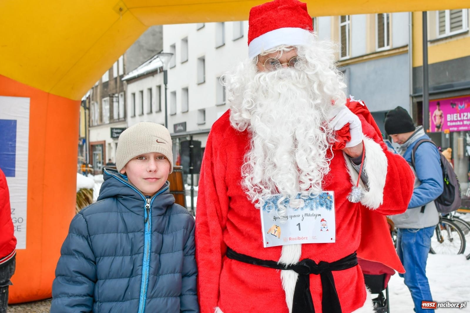 Zdjęcie w galerii na portalu naszraciborz.pl: Raciborski spacer ze św. Mikołajem [FOTO i WIDEO] wiadomości z regionu