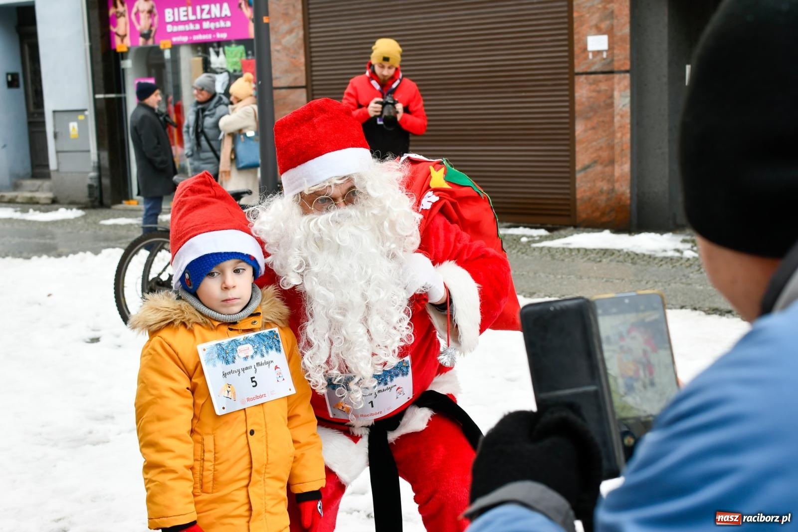 Zdjęcie w galerii na portalu naszraciborz.pl: Raciborski spacer ze św. Mikołajem [FOTO i WIDEO] wiadomości z regionu