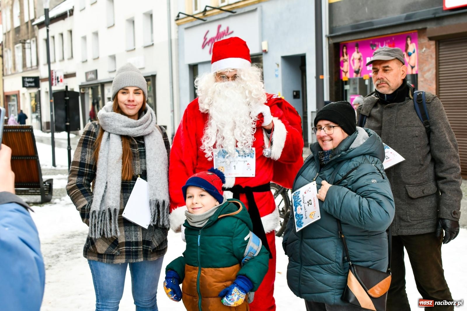 Zdjęcie w galerii na portalu naszraciborz.pl: Raciborski spacer ze św. Mikołajem [FOTO i WIDEO] wiadomości z regionu
