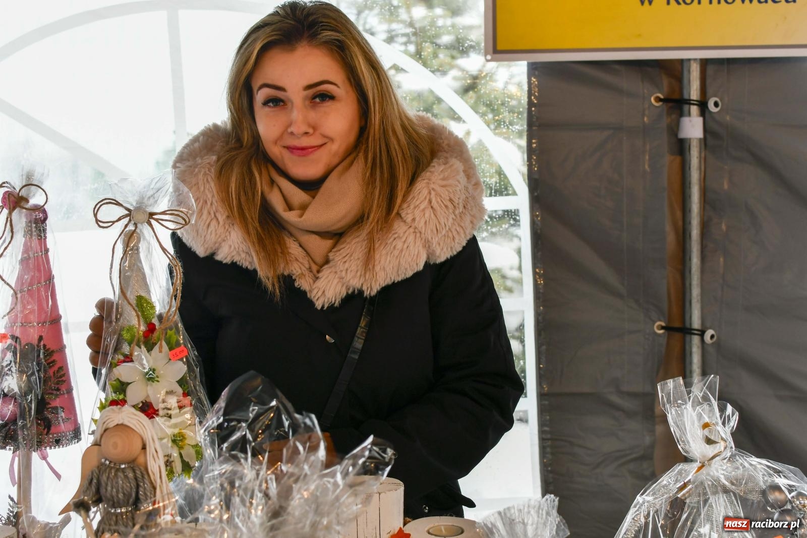 Zdjęcie w galerii na portalu naszraciborz.pl: Przysmaki, ozdoby i świąteczna nuta. Kiermasz w Kornowacu [FOTO i WIDEO] wiadomości z regionu