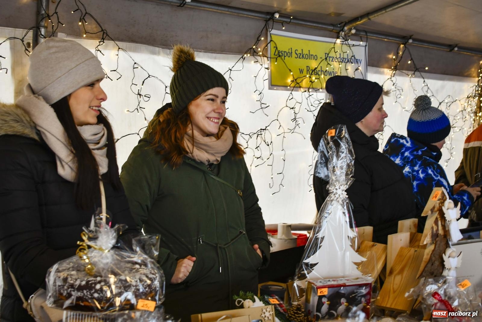 Zdjęcie w galerii na portalu naszraciborz.pl: Przysmaki, ozdoby i świąteczna nuta. Kiermasz w Kornowacu [FOTO i WIDEO] wiadomości z regionu