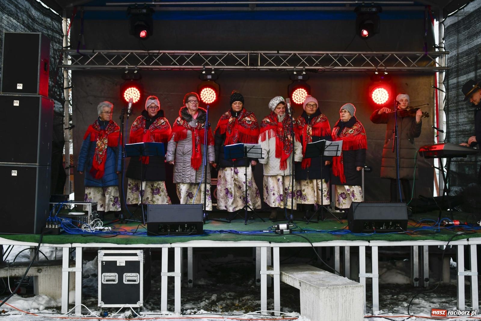 Zdjęcie w galerii na portalu naszraciborz.pl: Przysmaki, ozdoby i świąteczna nuta. Kiermasz w Kornowacu [FOTO i WIDEO] wiadomości z regionu
