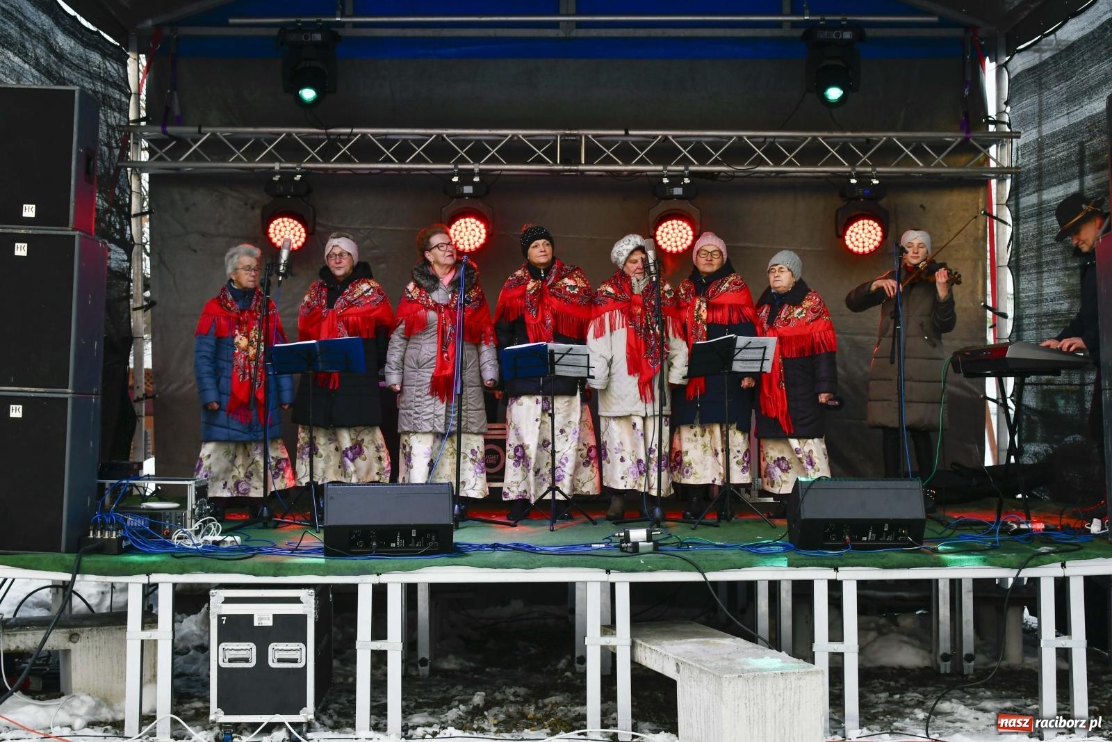 Zdjęcie w galerii na portalu naszraciborz.pl: Przysmaki, ozdoby i świąteczna nuta. Kiermasz w Kornowacu [FOTO i WIDEO] wiadomości z regionu