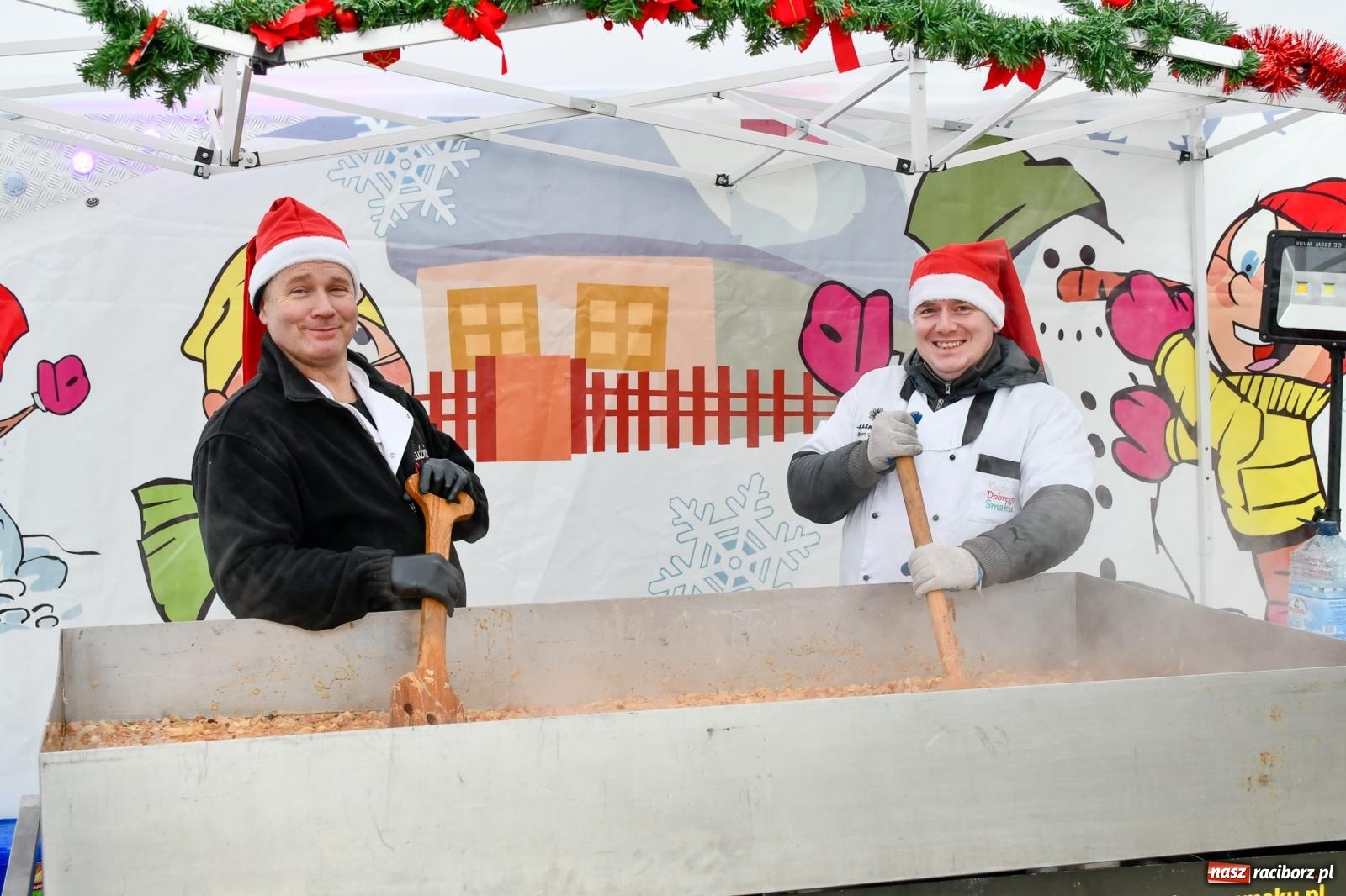 Zdjęcie w galerii na portalu naszraciborz.pl: W Raciborzu zapachniało bigosem. Wielka degustacja na Rynku i mikołajkowy finał jarmarku wiadomości z regionu