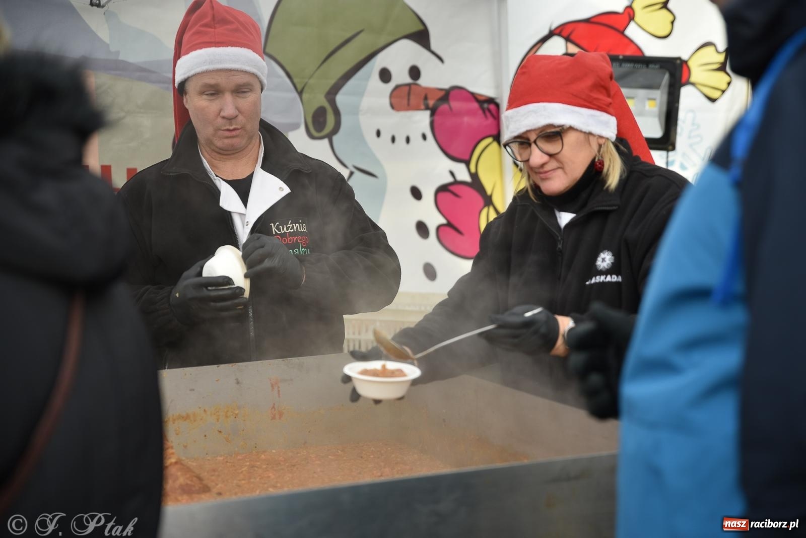Zdjęcie w galerii na portalu naszraciborz.pl: W Raciborzu zapachniało bigosem. Wielka degustacja na Rynku i mikołajkowy finał jarmarku wiadomości z regionu