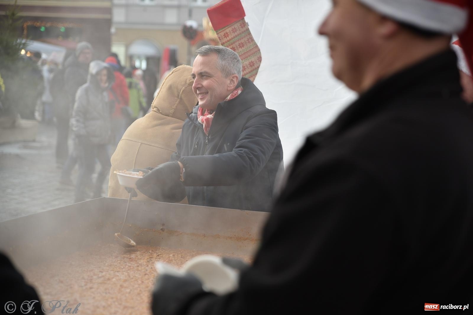 Zdjęcie w galerii na portalu naszraciborz.pl: W Raciborzu zapachniało bigosem. Wielka degustacja na Rynku i mikołajkowy finał jarmarku wiadomości z regionu