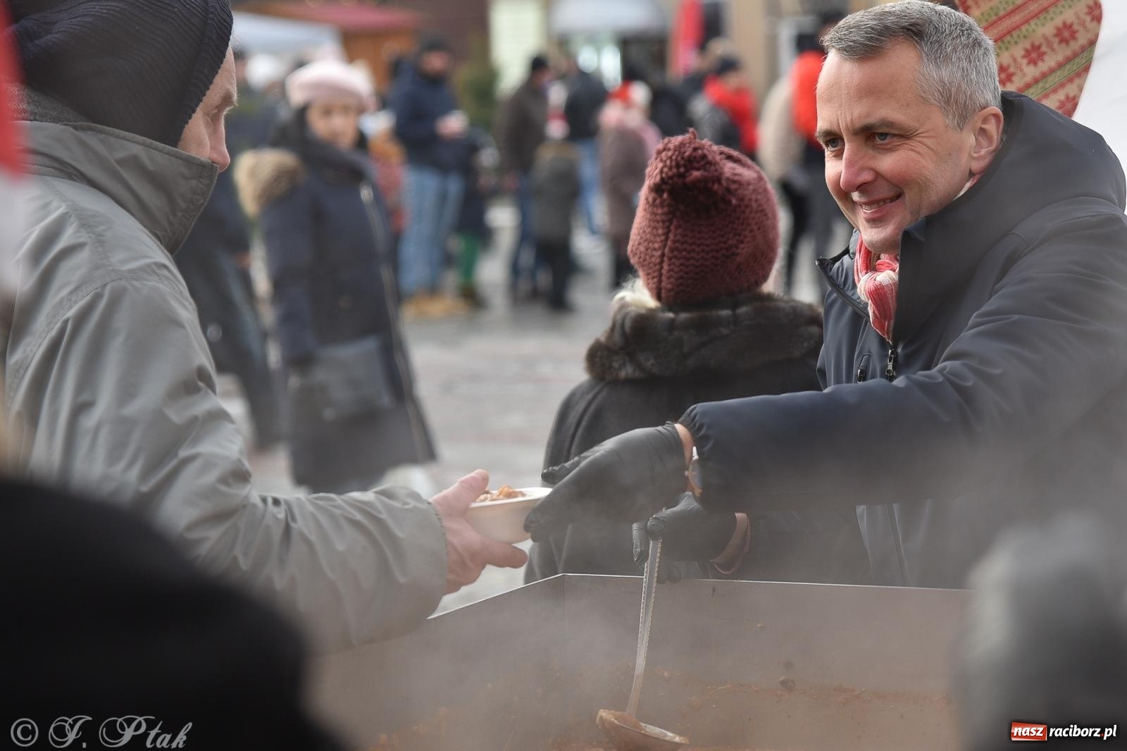 Zdjęcie w galerii na portalu naszraciborz.pl: W Raciborzu zapachniało bigosem. Wielka degustacja na Rynku i mikołajkowy finał jarmarku wiadomości z regionu