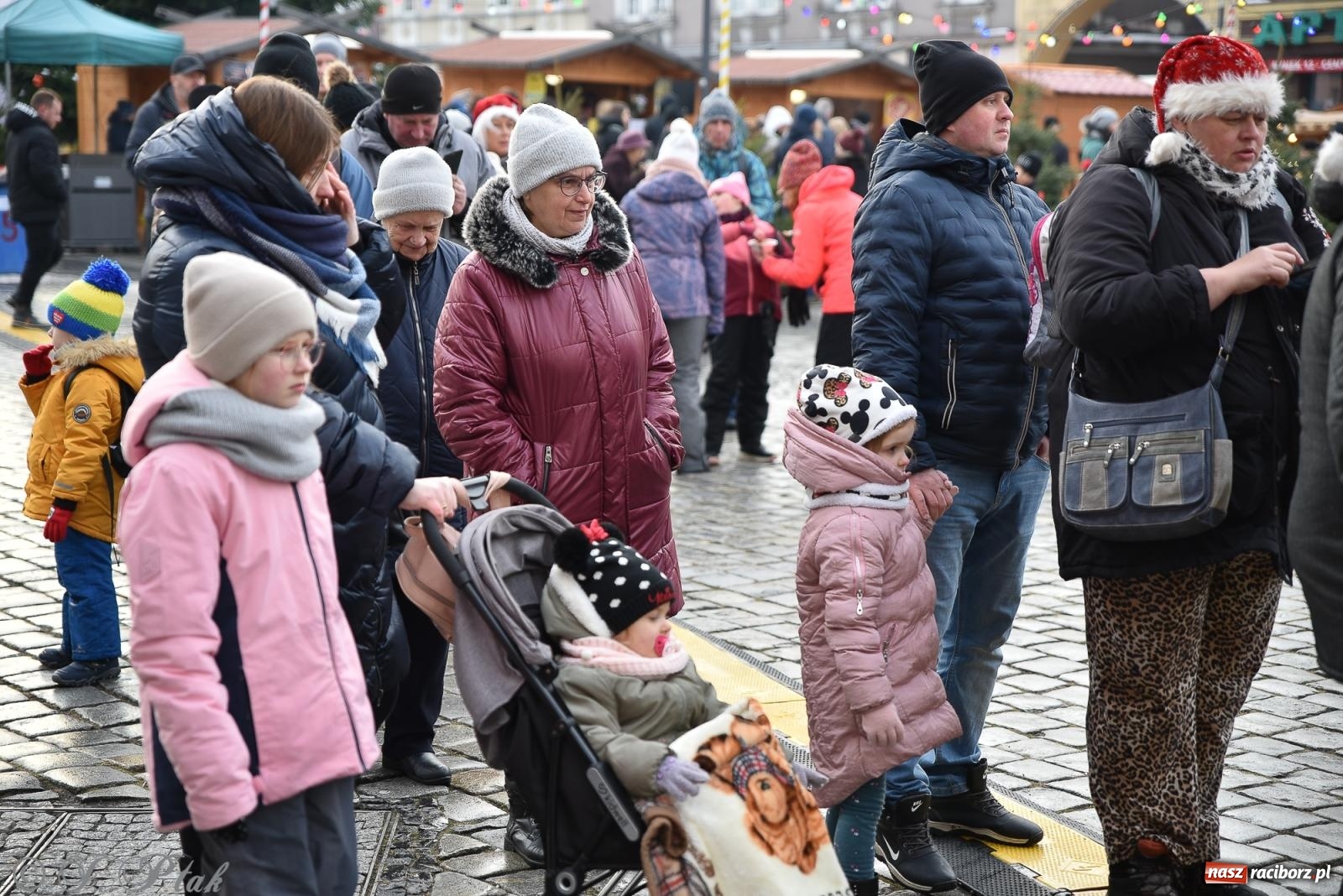 Zdjęcie w galerii na portalu naszraciborz.pl: W Raciborzu zapachniało bigosem. Wielka degustacja na Rynku i mikołajkowy finał jarmarku wiadomości z regionu