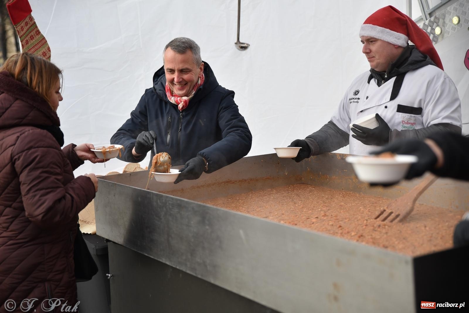 Zdjęcie w galerii na portalu naszraciborz.pl: W Raciborzu zapachniało bigosem. Wielka degustacja na Rynku i mikołajkowy finał jarmarku wiadomości z regionu