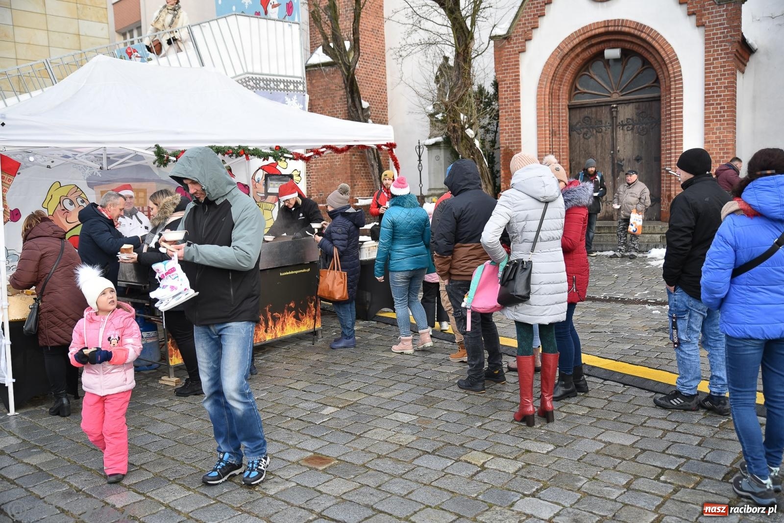 Zdjęcie w galerii na portalu naszraciborz.pl: W Raciborzu zapachniało bigosem. Wielka degustacja na Rynku i mikołajkowy finał jarmarku wiadomości z regionu