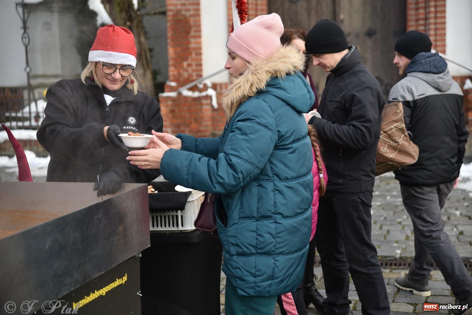 Zdjęcie w galerii na portalu naszraciborz.pl: W Raciborzu zapachniało bigosem. Wielka degustacja na Rynku i mikołajkowy finał jarmarku wiadomości z regionu