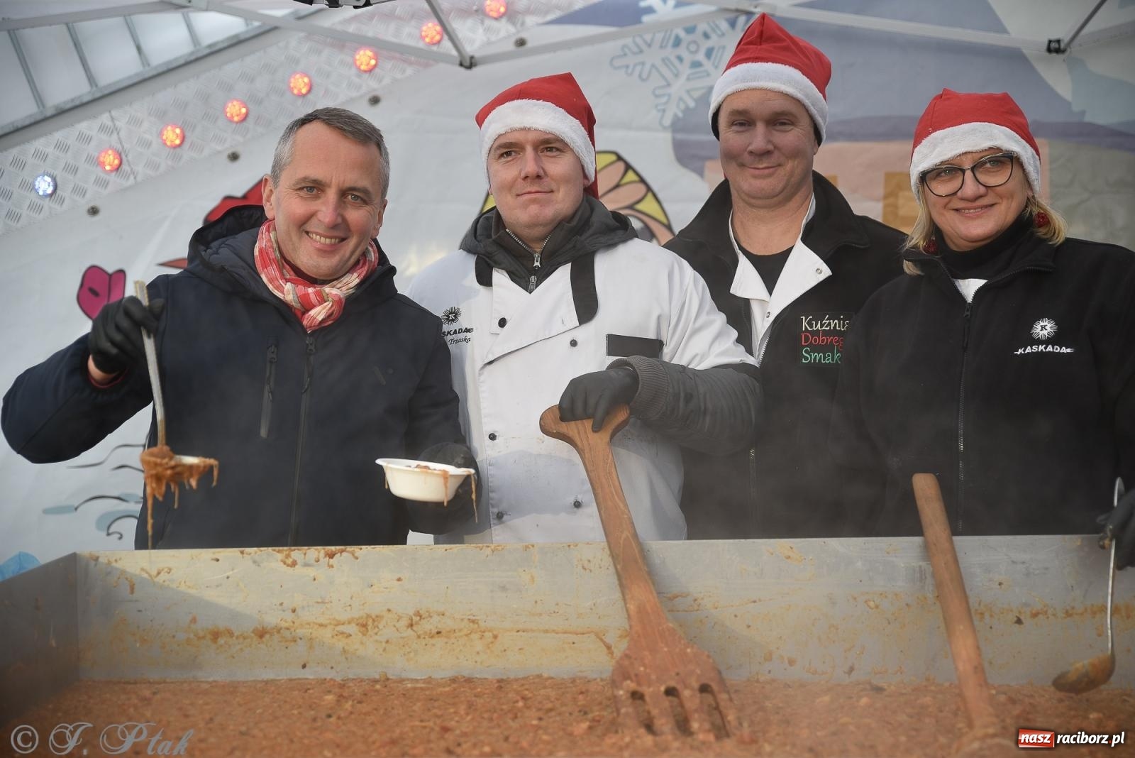 Zdjęcie w galerii na portalu naszraciborz.pl: W Raciborzu zapachniało bigosem. Wielka degustacja na Rynku i mikołajkowy finał jarmarku wiadomości z regionu