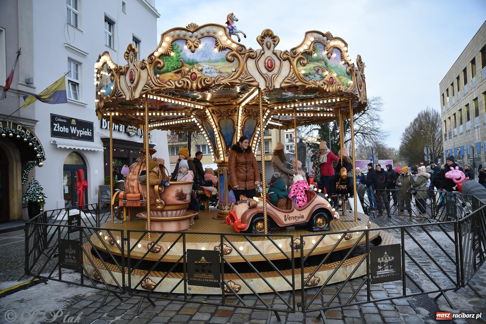 Zdjęcie w galerii na portalu naszraciborz.pl: W Raciborzu zapachniało bigosem. Wielka degustacja na Rynku i mikołajkowy finał jarmarku wiadomości z regionu