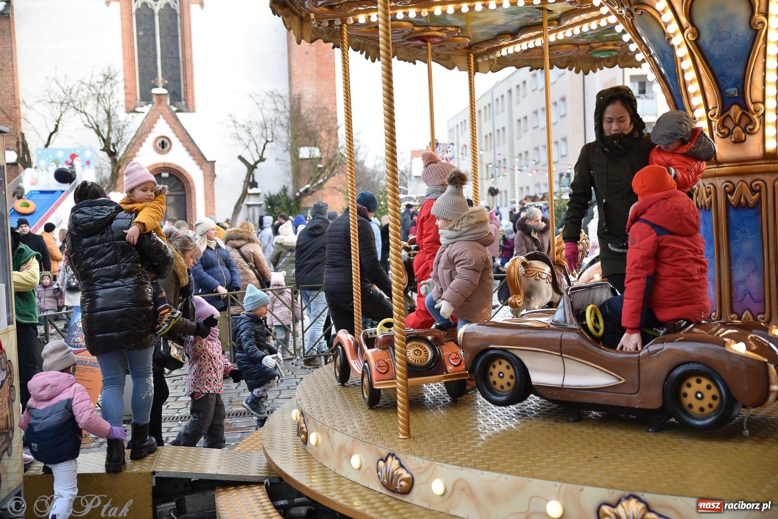 Zdjęcie w galerii na portalu naszraciborz.pl: W Raciborzu zapachniało bigosem. Wielka degustacja na Rynku i mikołajkowy finał jarmarku wiadomości z regionu