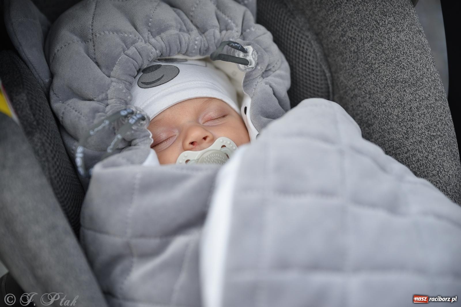 Zdjęcie w galerii na portalu naszraciborz.pl: W Raciborzu zapachniało bigosem. Wielka degustacja na Rynku i mikołajkowy finał jarmarku wiadomości z regionu