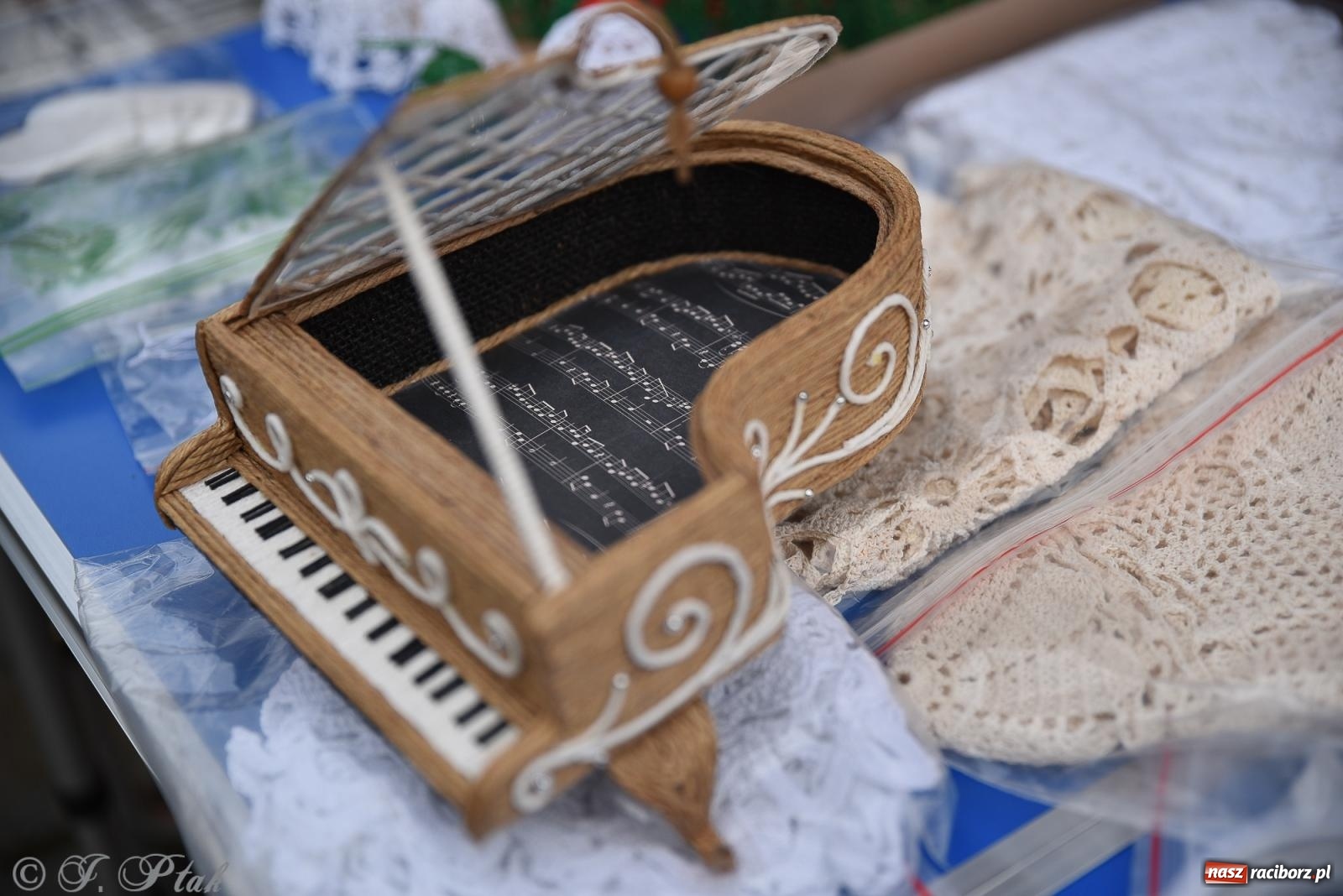 Zdjęcie w galerii na portalu naszraciborz.pl: W Raciborzu zapachniało bigosem. Wielka degustacja na Rynku i mikołajkowy finał jarmarku wiadomości z regionu