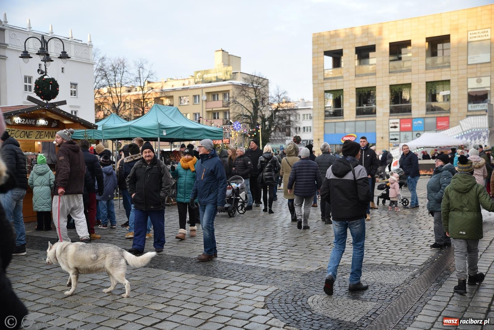 Zdjęcie w galerii na portalu naszraciborz.pl: W Raciborzu zapachniało bigosem. Wielka degustacja na Rynku i mikołajkowy finał jarmarku wiadomości z regionu