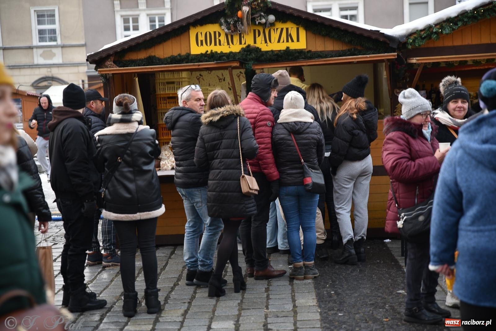 Zdjęcie w galerii na portalu naszraciborz.pl: W Raciborzu zapachniało bigosem. Wielka degustacja na Rynku i mikołajkowy finał jarmarku wiadomości z regionu