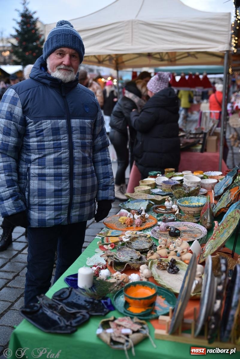 Zdjęcie w galerii na portalu naszraciborz.pl: W Raciborzu zapachniało bigosem. Wielka degustacja na Rynku i mikołajkowy finał jarmarku wiadomości z regionu